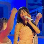 Aitana cantando en el escenario del Mallorca Live Festival