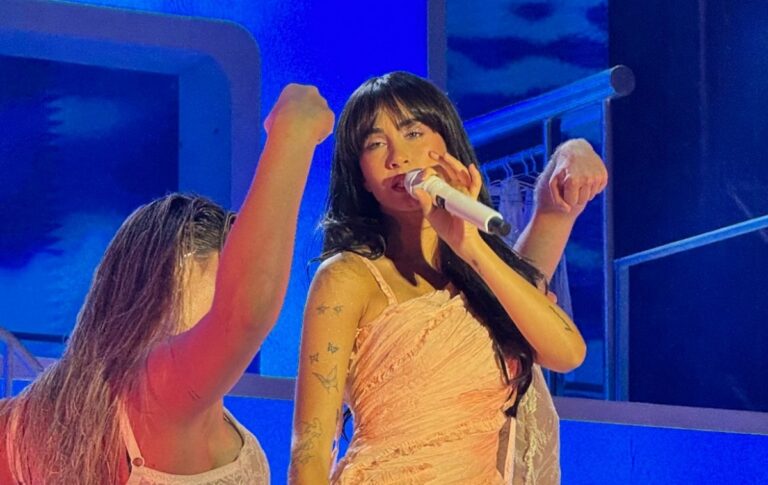 Aitana cantando en el escenario del Mallorca Live Festival