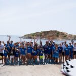 Grupo de personas en el Blue Marina Day en Puerto Portals junto al mar.