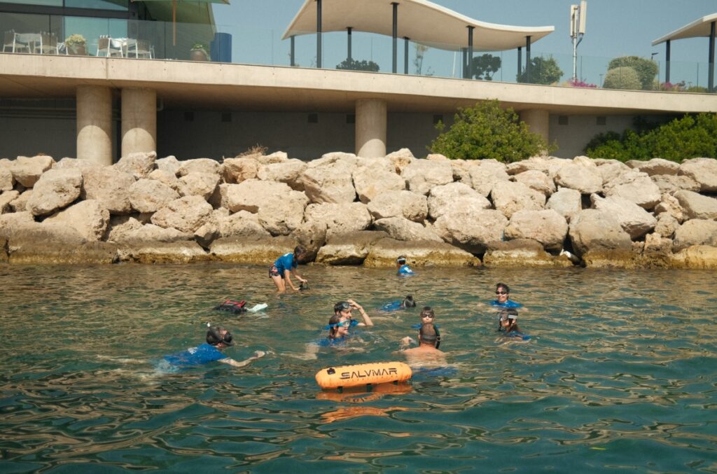 Ni&ntilde;os disfrutando de actividades acu&aacute;ticas en Puerto Portals durante el Blue Marina Day