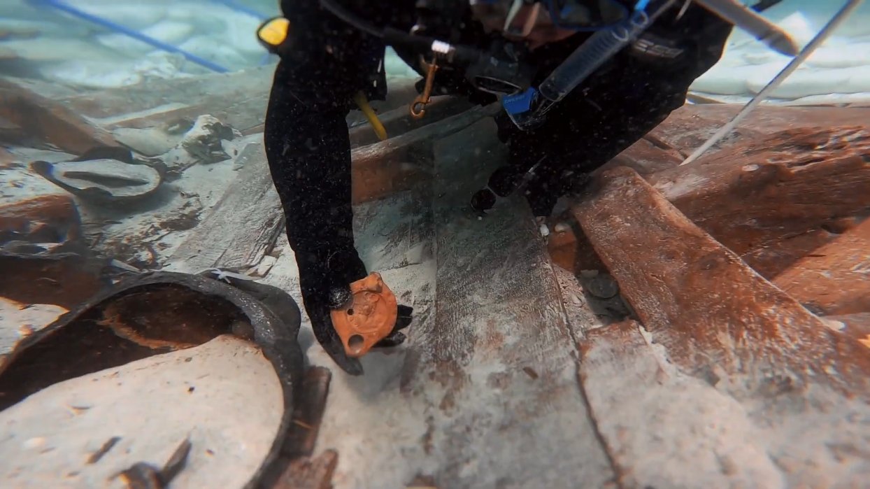 Investigador trabajando en el pecio romano de Ses Fontanelles bajo el agua