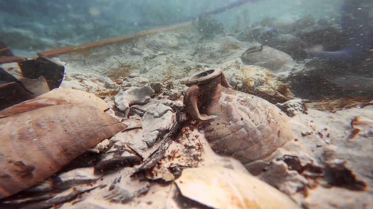 Restos de &aacute;nforas romanas en el pecio de Ses Fontanelles bajo el agua