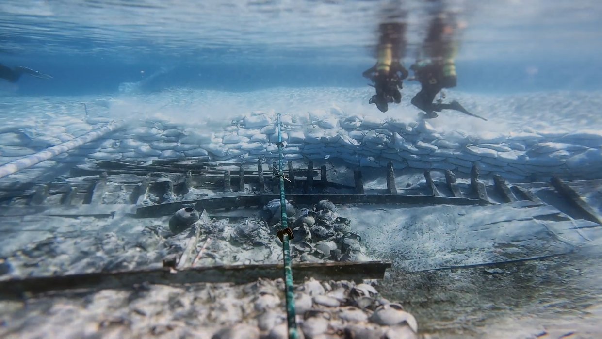 Investigadores trabajando en el pecio romano Ses Fontanelles bajo el agua