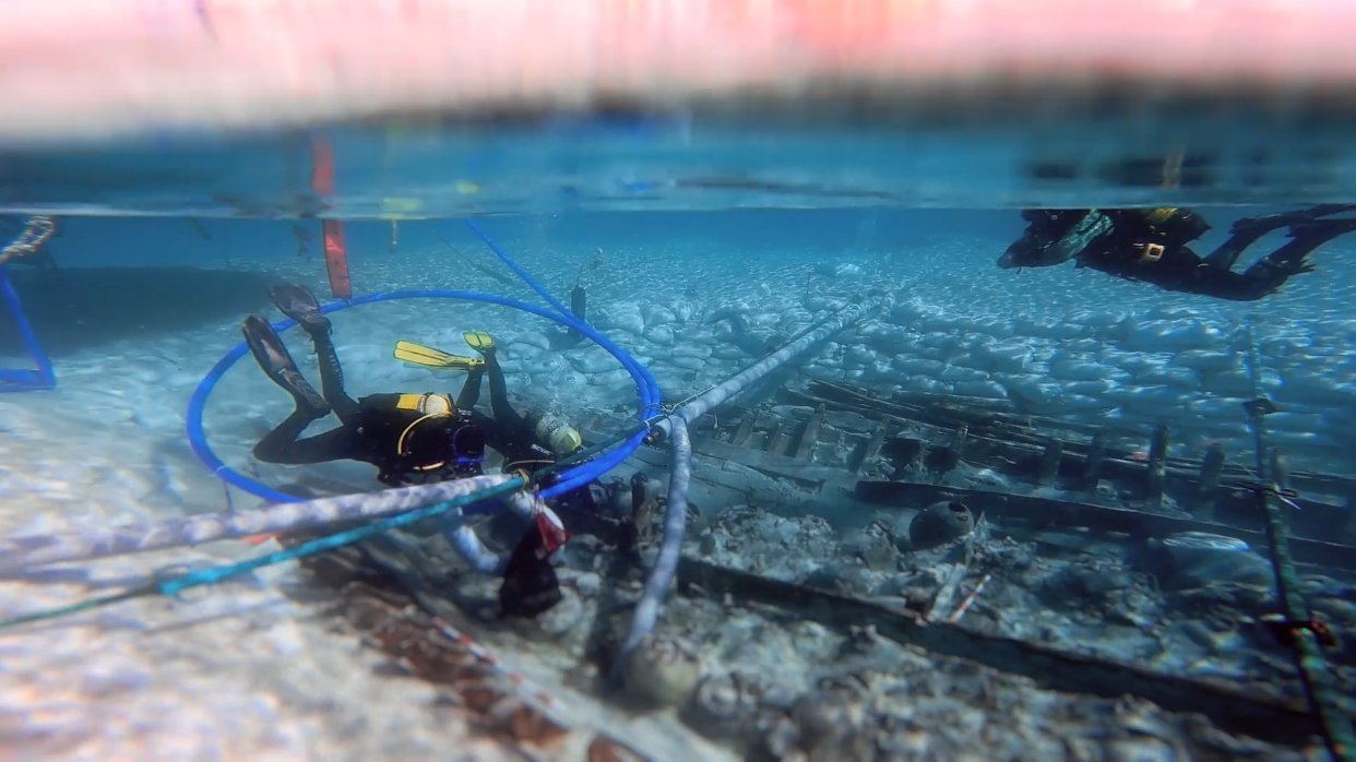 Investigadores trabajando en el pecio romano de Ses Fontanelles bajo el agua.