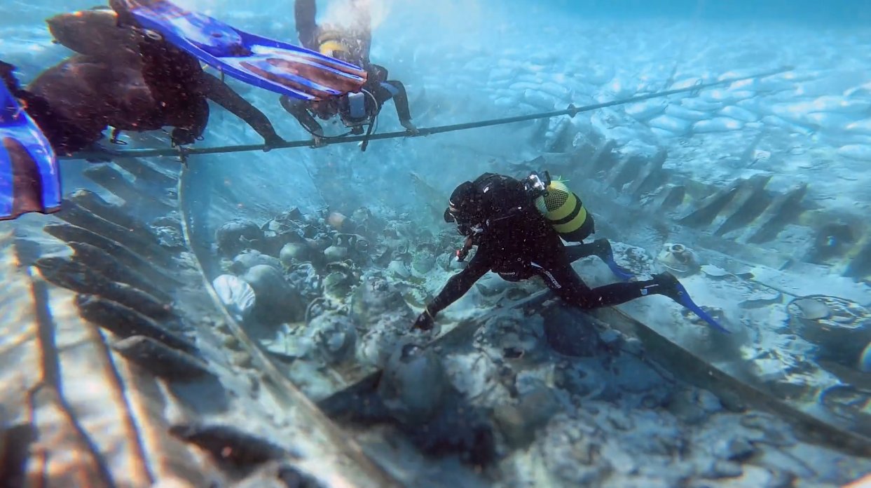 Investigadores trabajando en el pecio romano de Ses Fontanelles bajo el agua