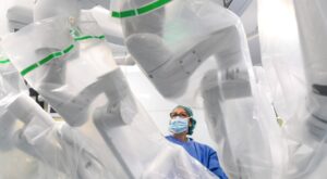 M&eacute;dico observando un sistema de cirug&iacute;a rob&oacute;tica en un quir&oacute;fano moderno