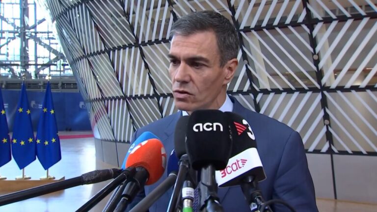 Pedro Sánchez hablando con los medios en Bruselas sobre el caso Plus Ultra