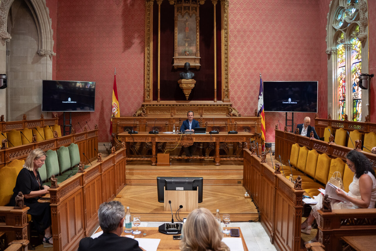 Reunión de la Comisión de Transparencia en un salón con decoraciones históricas