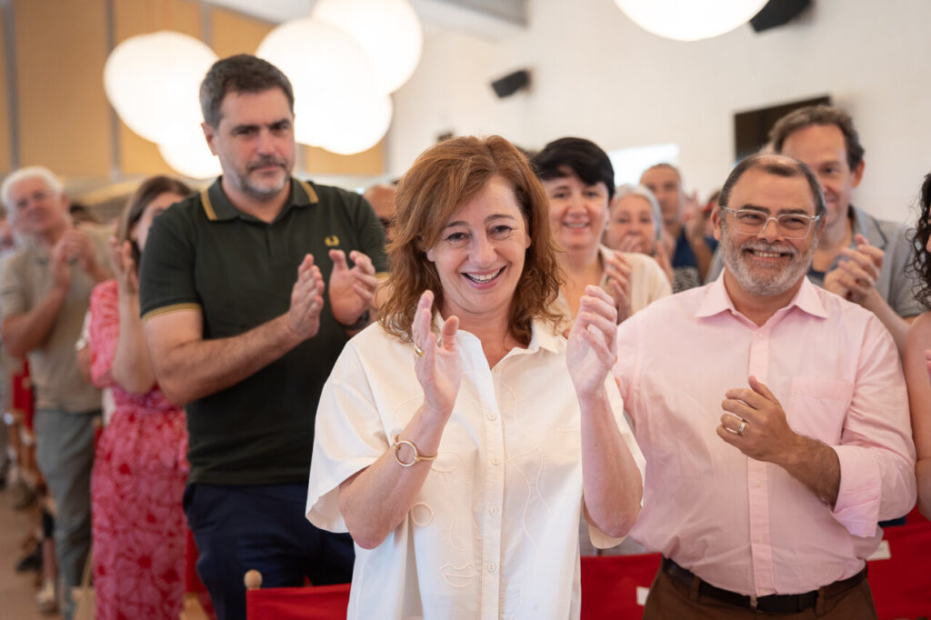 Francina Armengol aplaudiendo en un congreso socialista con asistentes
