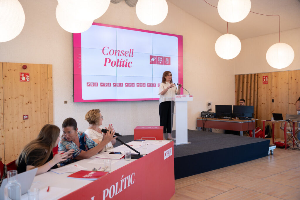 Francina Armengol hablando en un congreso socialista con asistentes