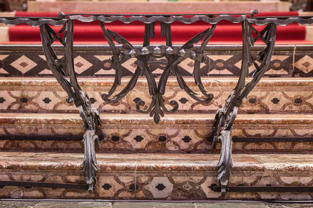 Detalle de la barandilla de una escalera en la exposici&oacute;n de Gaud&iacute;