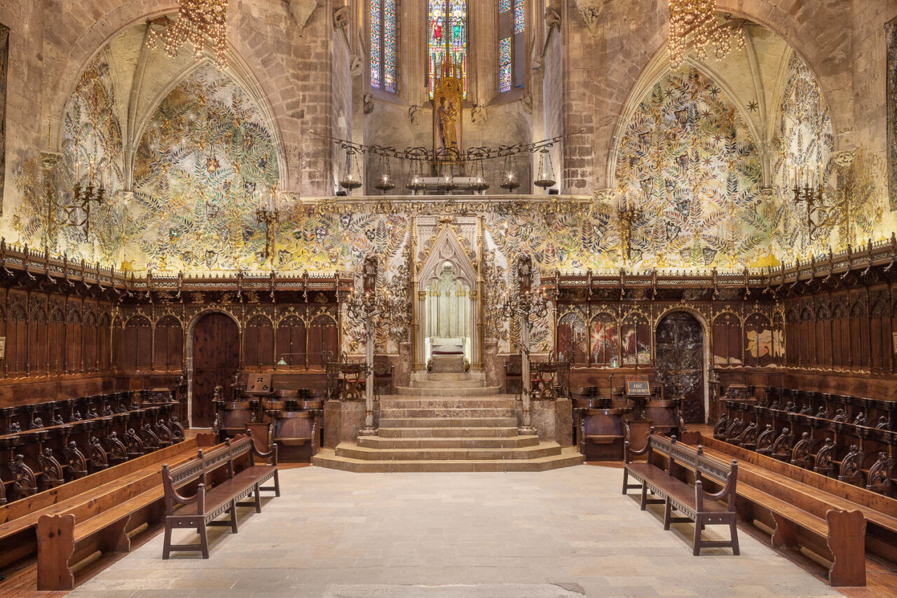 Interior de la iglesia con detalles art&iacute;sticos y bancos de madera
