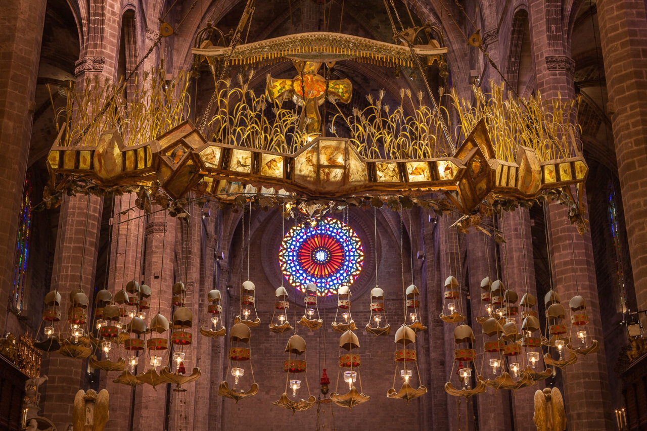 Candelabro y vitral en la exposici&oacute;n de Gaud&iacute;