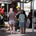 Bomberos y ciudadanos en Magaluf tras un incendio en un edificio