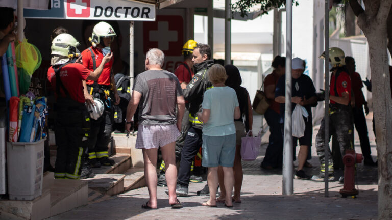 Bomberos y ciudadanos en Magaluf tras un incendio en un edificio