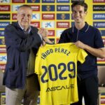 Iñigo Pérez sostiene su camiseta del Villarreal en la presentación como entrenador.