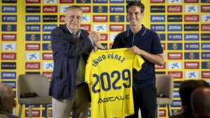I&ntilde;igo P&eacute;rez sostiene su camiseta del Villarreal en la presentaci&oacute;n como entrenador.