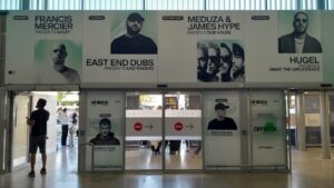 Carteles de eventos en el aeropuerto de Ibiza con artistas destacados.