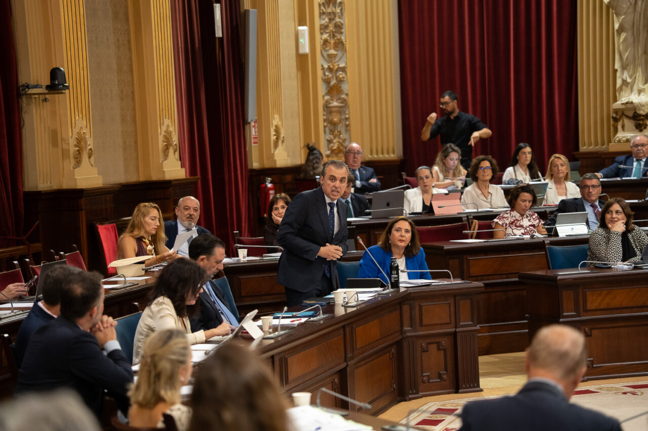 Sesión del Parlamento con varios representantes en el debate