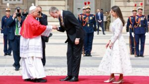 Felipe VI y Letizia saludan al Papa León XIV en el Palacio Real
