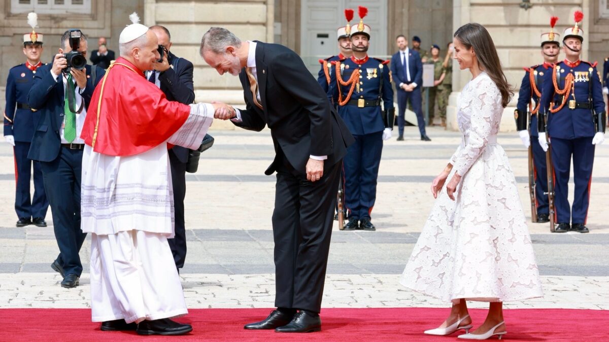 Felipe VI y Letizia saludan al Papa Le&oacute;n XIV en el Palacio Real