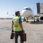 Trabajador del handling en el aeropuerto de Palma preparado para la llegada de un avión
