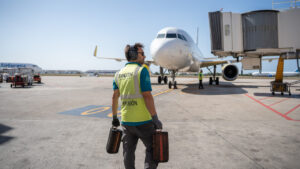 Trabajador del handling en el aeropuerto de Palma preparado para la llegada de un avi&oacute;n