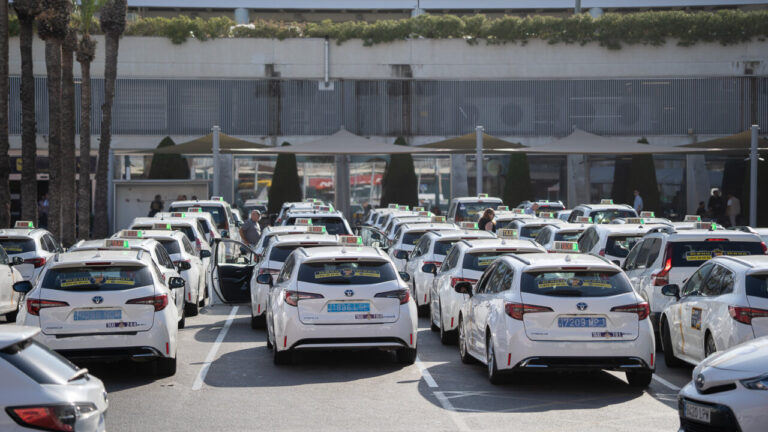 Guerra judicial por la app del taxi: Radio Taxi Ciutat recurre el decreto del Govern