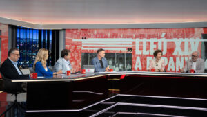 Panel de discusi&oacute;n en el programa Torn de Paraula con varios participantes
