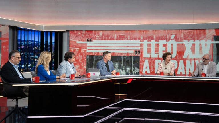 Panel de discusión en el programa Torn de Paraula con varios participantes