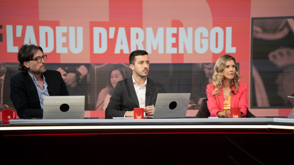 Tres presentadores en un programa de televisi&oacute;n discutiendo temas actuales