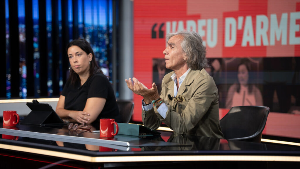 Dos presentadores discutiendo en un programa de televisi&oacute;n.