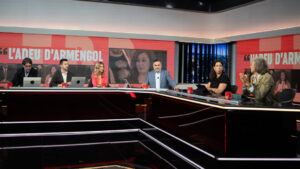 Panel de discusi&oacute;n en el programa Torn de Paraula con varios presentadores
