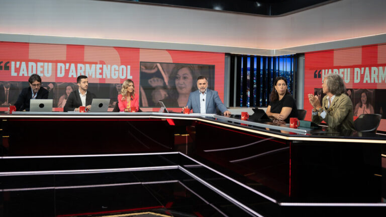 Panel de discusión en el programa Torn de Paraula con varios presentadores