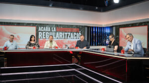 Panel de discusi&oacute;n sobre la regularizaci&oacute;n en un programa de televisi&oacute;n