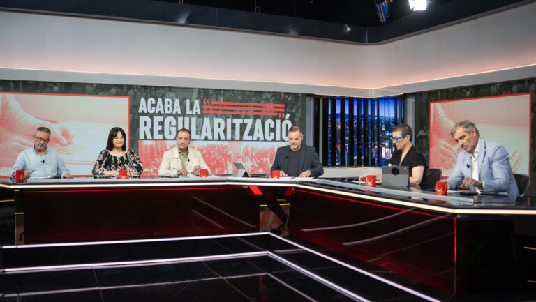 Panel de discusión sobre la regularización en un programa de televisión