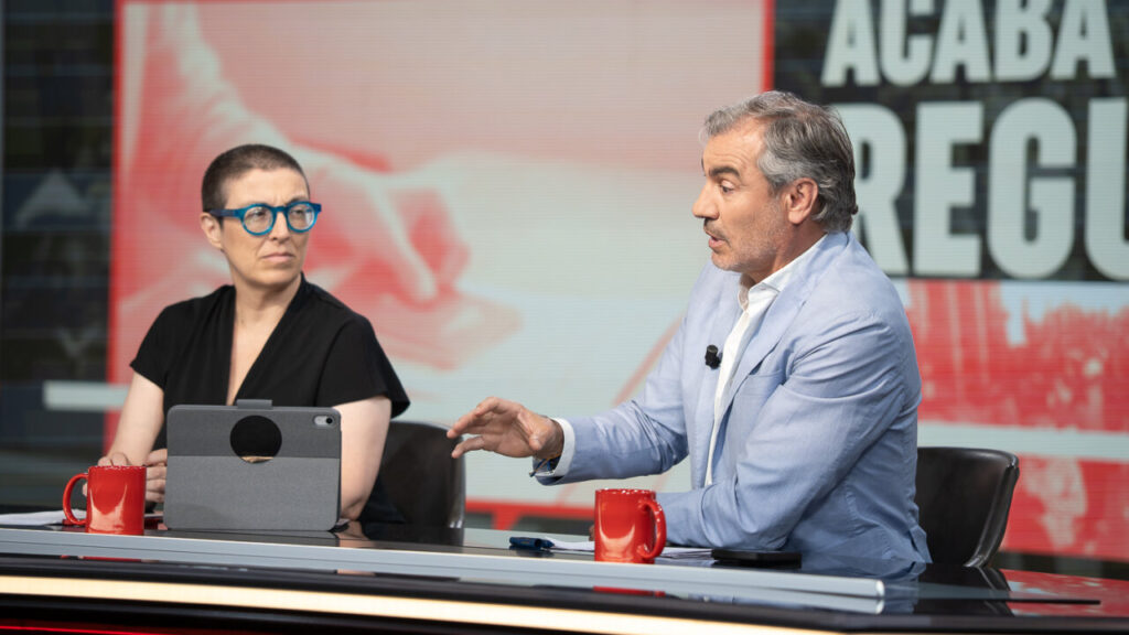 Dos presentadores discutiendo en un programa de televisión.