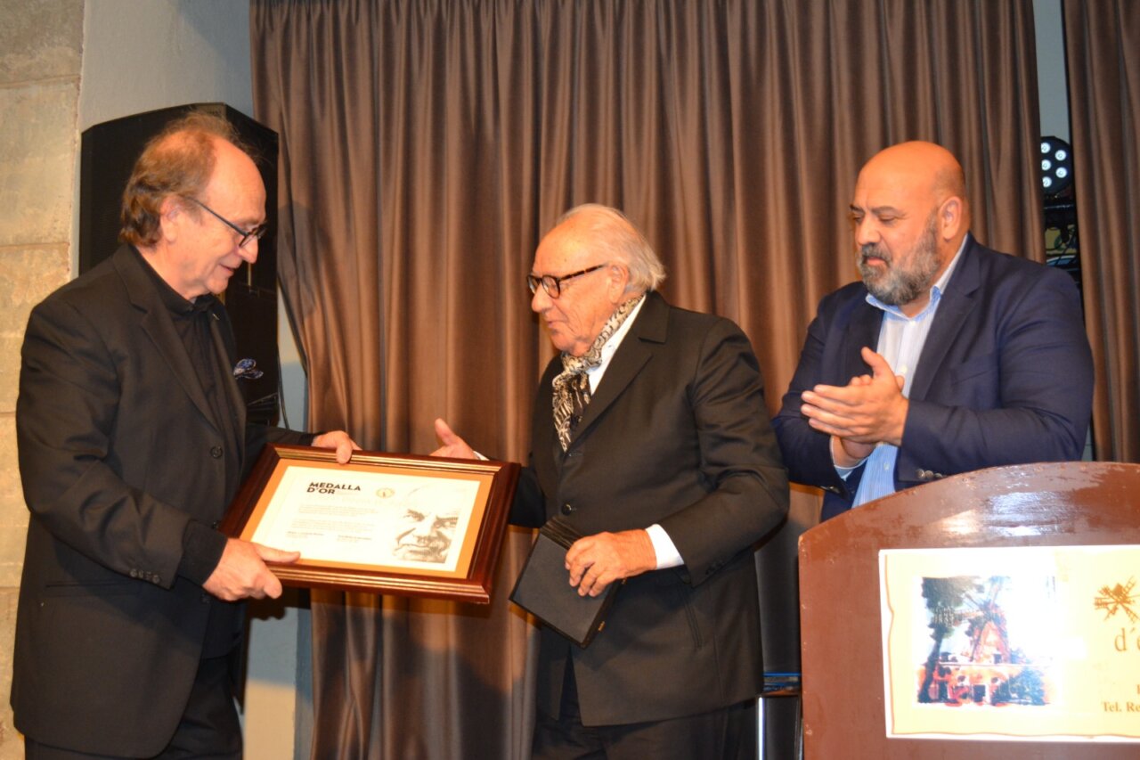 Pep Pinya recibiendo un premio en un evento cultural