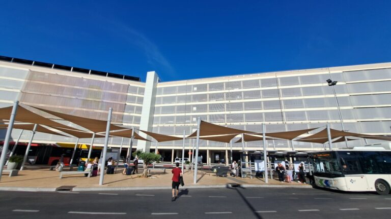 La lona de la discordia desaparece del aeropuerto de Palma
