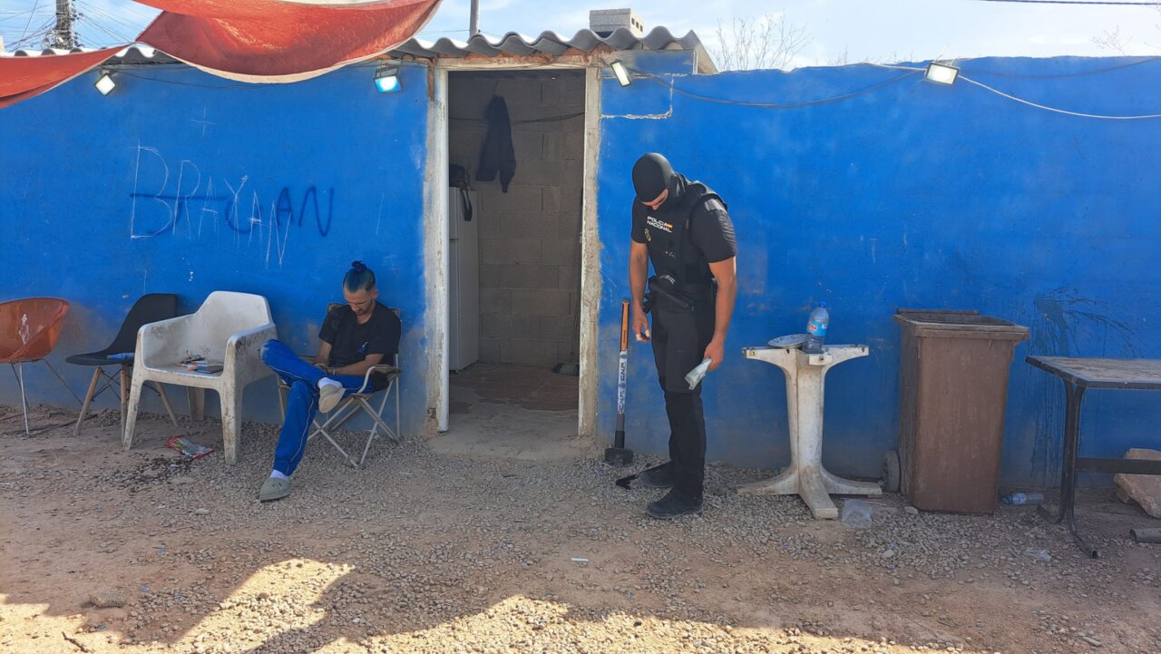 Agentes de policía en un operativo en Son Banya contra el tráfico de drogas.