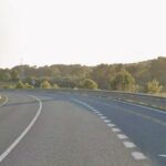 Vista de una carretera donde ocurrió un accidente entre un camión y coches.