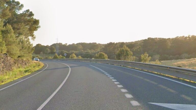 Vista de una carretera donde ocurrió un accidente entre un camión y coches.