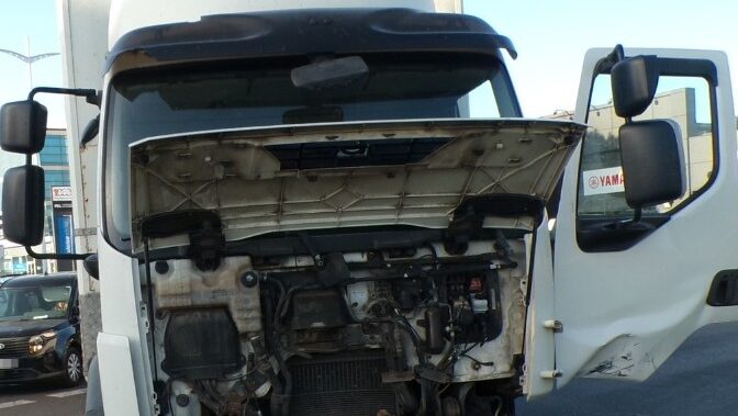 Un camión se salta el ceda en una rotonda y embiste a un coche en Son Castelló