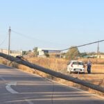 Accidente de coche donde una conductora derriba un poste de telefon&iacute;a en Palma.