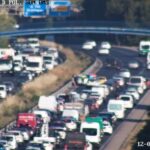 Accidente en la autopista MA-19 con tráfico detenido y vehículos de emergencia