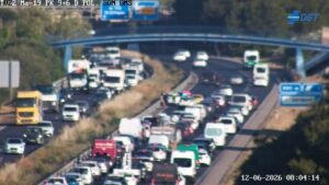 Accidente en la autopista MA-19 con tr&aacute;fico detenido y veh&iacute;culos de emergencia