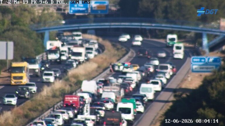 Accidente en la autopista MA-19 con tráfico detenido y vehículos de emergencia