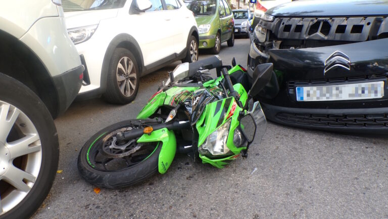 Un motorista se rompe el f&eacute;mur al chocar con un coche en el Coll d'en Rabassa
