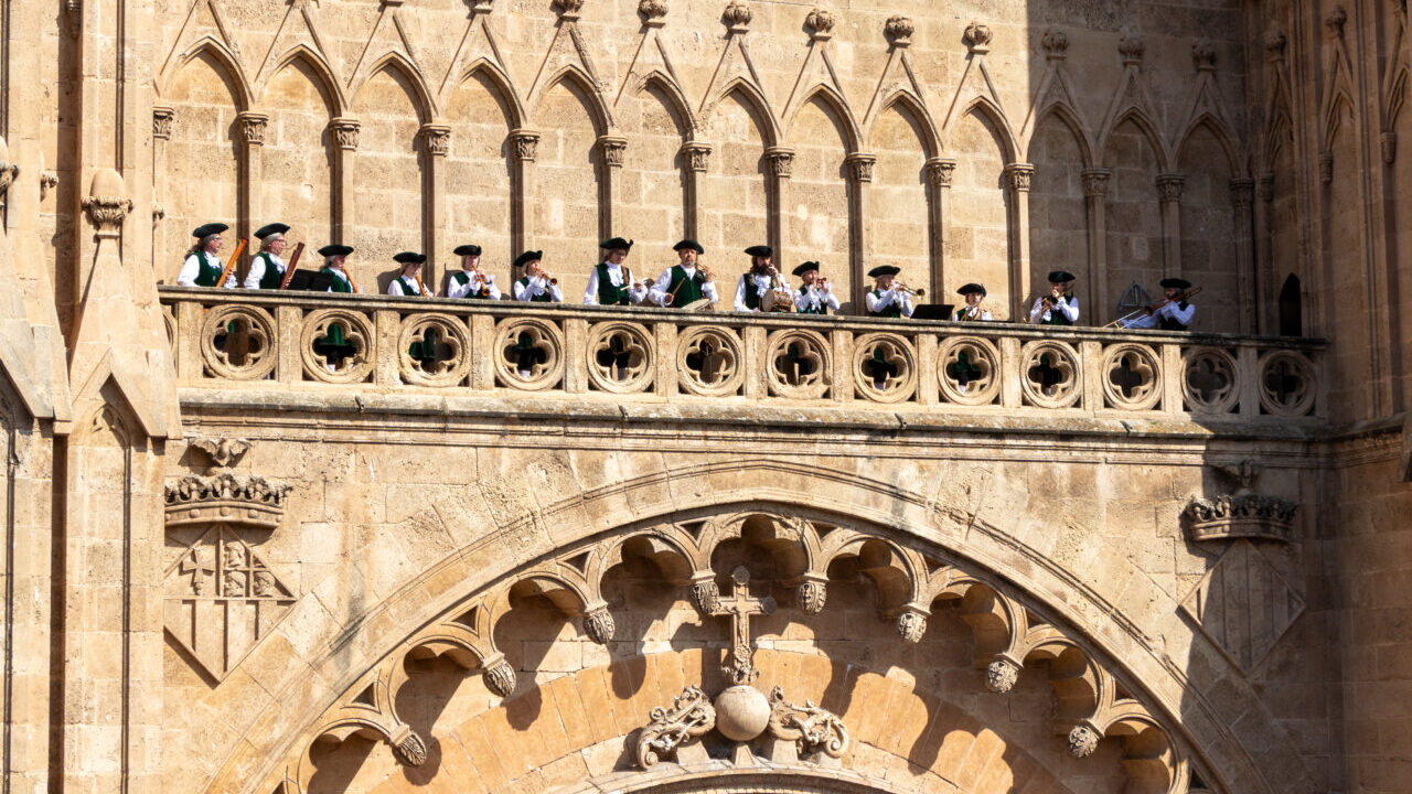 M&uacute;sicos del Joch de Ministrils en la Catedral de Mallorca durante el Corpus Christi