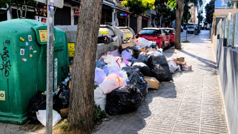 Contenedores de basura desbordados en s'Arenal de Llucmajor
